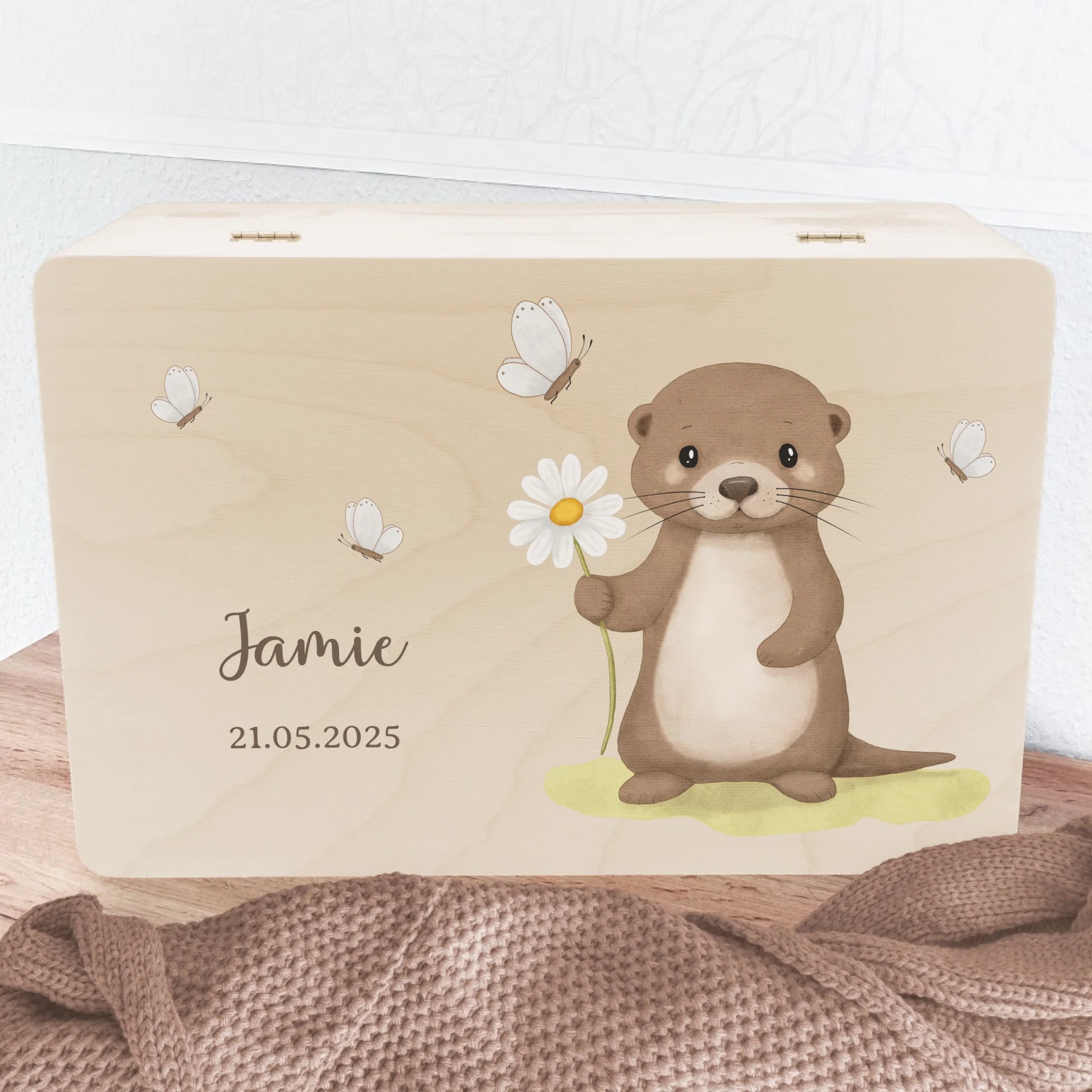 Erinnerungskiste Otter mit Blume und Schmetterlinge, personalisiert Erinnerungsbox Fichten- u. Birkenholz 30,0 x 20,0 x 13,0 cm