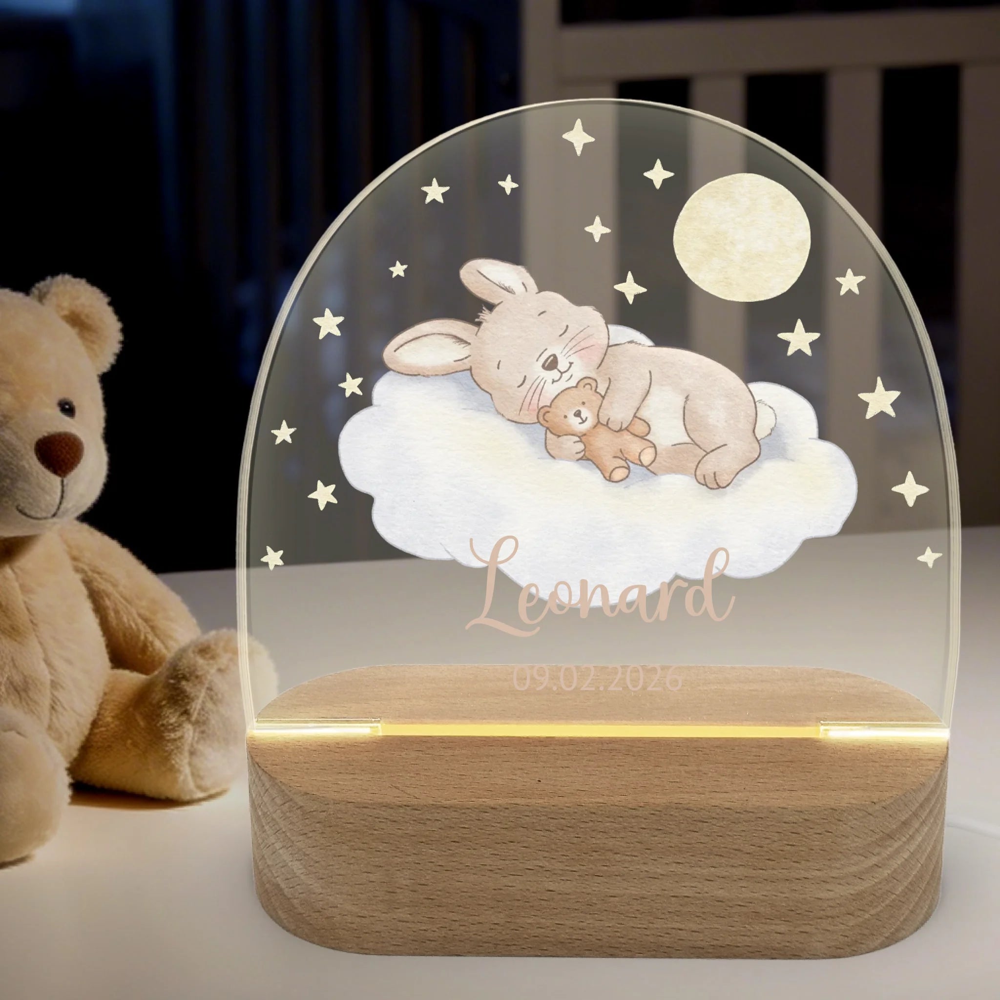 Nachtlicht Hase kuschelt mit Teddybär auf einer Wolke Nachtlicht oval mit Holzständer und LED-Licht 4 mm Acrylglas & Buchenholzständer BxHxT ca. 14,5 x 16 x 6 cm
