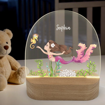 Nachtlicht Meerjungfrau mit Seepferdchen personalisiert Nachtlicht oval mit Holzständer und LED-Licht BxHxT ca. 14,5 x 16 x 6 cm 4 mm Acrylglas & Buchenholzständer