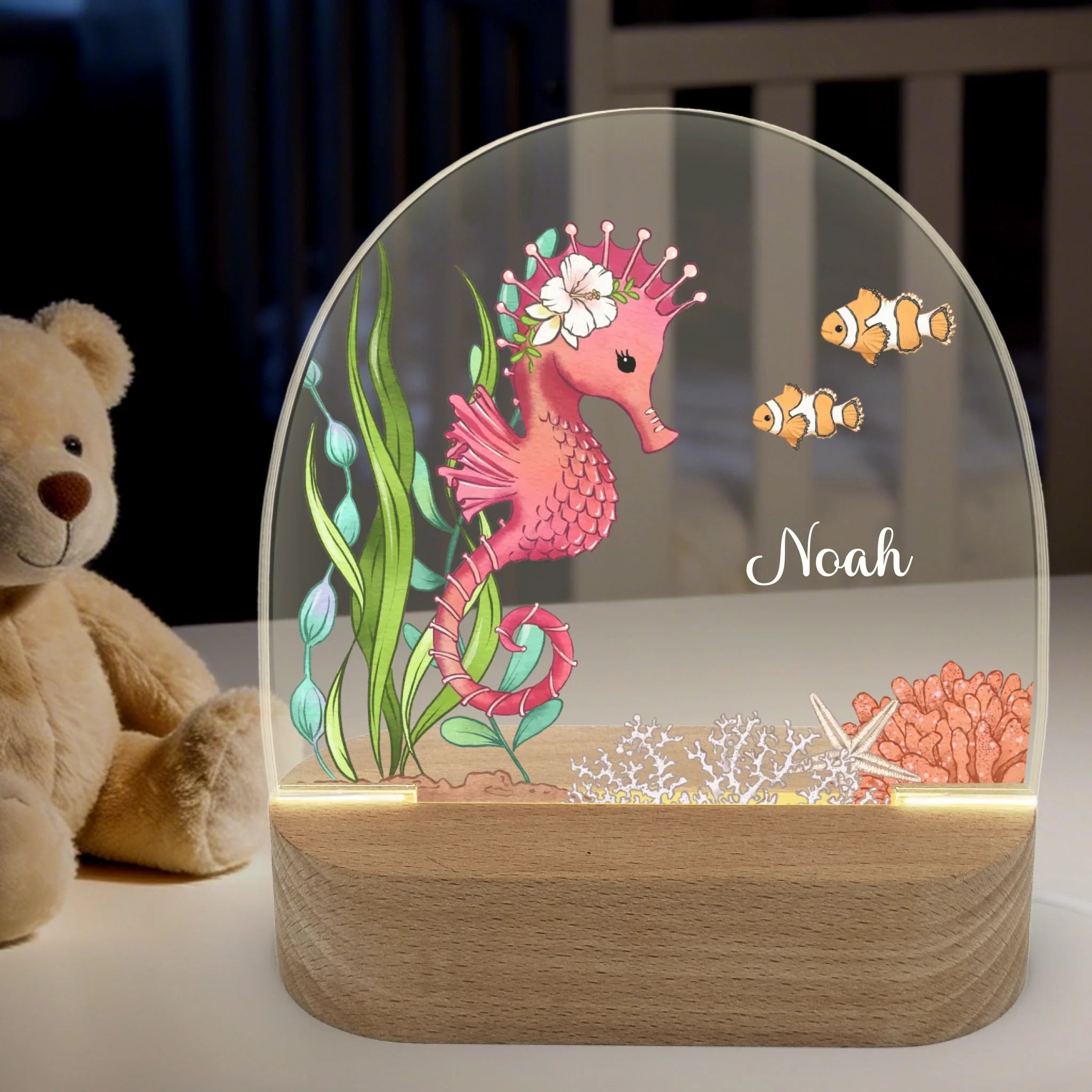 Nachtlicht Seepferdchen personalisiert Nachtlicht oval mit Holzständer und LED-Licht BxHxT ca. 14,5 x 16 x 6 cm 4 mm Acrylglas & Buchenholzständer