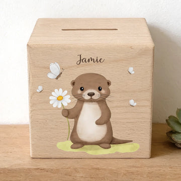 Holzspardose personalisiert Otter mit Blume und Schmetterlinge Holzspardose massives Buchenholz mit UV-Direktdruck BxHxT 10 × 10 × 10 cm