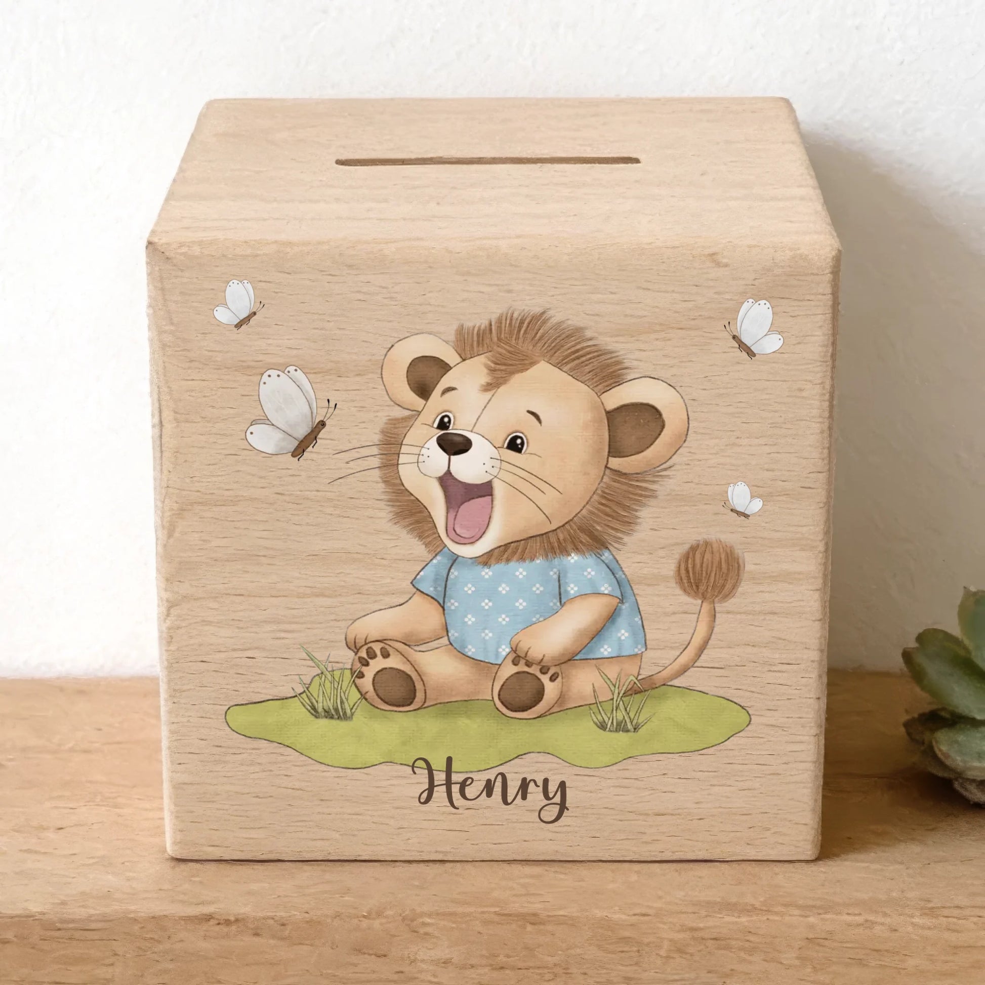 Holzspardose personalisiert Löwenbaby mit Schmetterlinge Holzspardose massives Buchenholz mit UV-Direktdruck BxHxT 10 × 10 × 10 cm