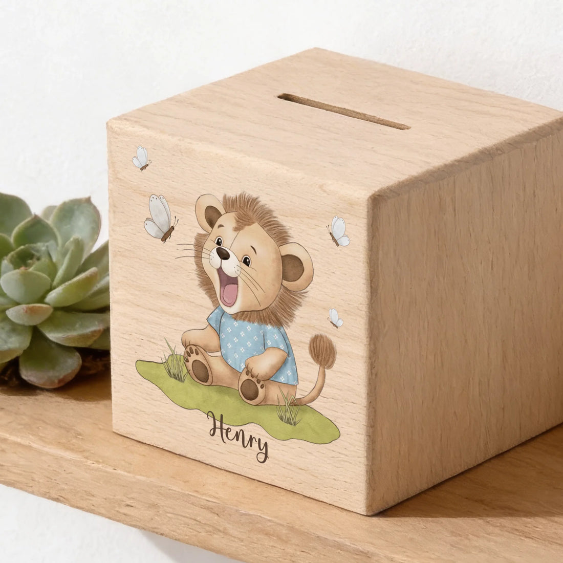 Holzspardose personalisiert Löwenbaby mit Schmetterlinge Holzspardose massives Buchenholz mit UV-Direktdruck BxHxT 10 × 10 × 10 cm