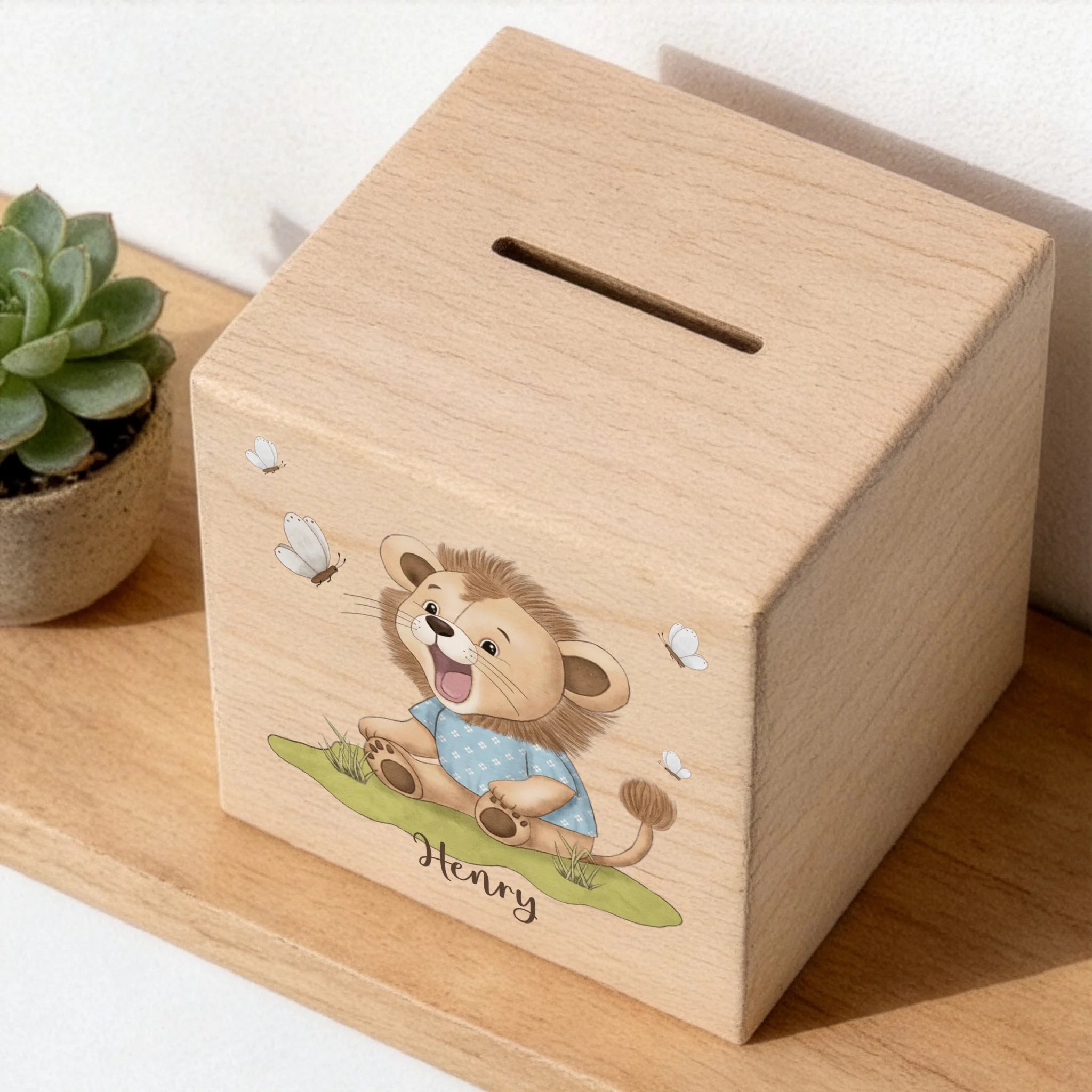 Holzspardose personalisiert Löwenbaby mit Schmetterlinge